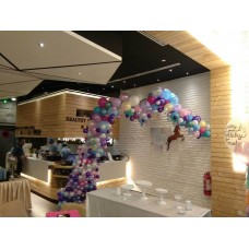 Irregular organic balloon arch